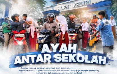 Gerbang SMPN 1 Kediri Jadi Saksi, Ayah Antar Anak Membawa Pesan Cinta dan Harapan