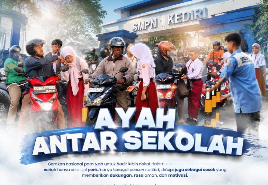 Gerbang SMPN 1 Kediri Jadi Saksi, Ayah Antar Anak Membawa Pesan Cinta dan Harapan Gerbang SMPN 1 Kediri Jadi Saksi, Ayah Antar Anak Membawa Pesan Cinta dan Harapan