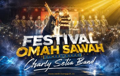 Lautan Warga Kediri Larut Bernyanyi Bareng Charly Setia Band di Puncak Festival Omah Sawah