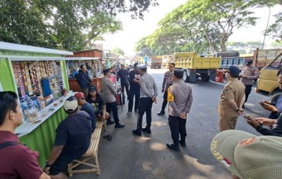 Puluhan Truk Pasir Kepung Simpang Lima Gumul, Tagihan Rp2 Miliar Jadi Pemicu Aksi ke Kantor Hastari Puluhan Truk Pasir Kepung Simpang Lima Gumul, Tagihan Rp2 Miliar Jadi Pemicu Aksi ke Kantor Hastari