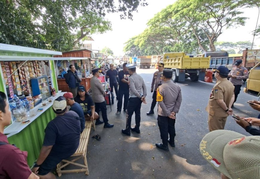 Puluhan Truk Pasir Kepung Simpang Lima Gumul, Tagihan Rp2 Miliar Jadi Pemicu Aksi ke Kantor Hastari